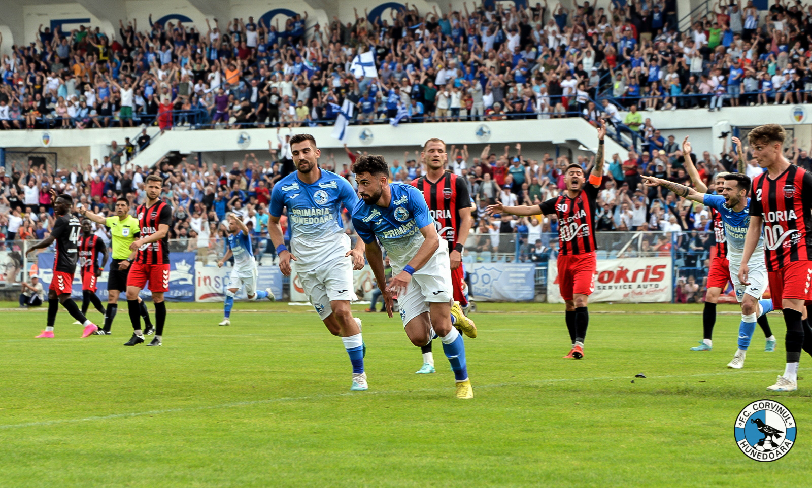 Corvinul a învins CS Gloria de fiecare dată când a prins-o în ultimii ani, când cele două activau în Liga 3, iar hunedorenii reușeau să promoveze. Aici, în returul barajului semifinal, Antoniu Manolache evolua la echipa din Bistrița, iar după aceea trecea la Corvinul! Foto: Corvinul Hunedoara