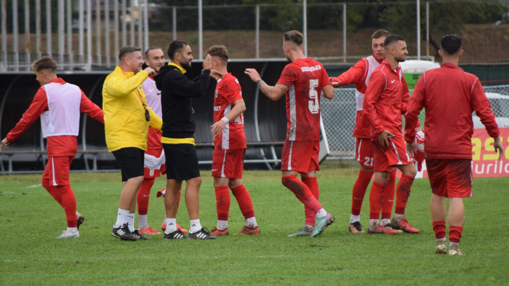 Vasile Slăninoiu (în hanorac negru) și jucătorii de la AFC Câmpulung Muscel