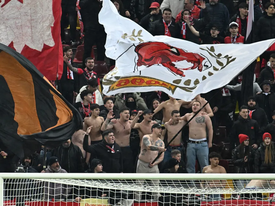 Suporterii echipei Dinamo din prima ligă. CS Dinamo are suporteri doar juniorii clubului, familiile și apropiații jucătorilor. Foto: Sport Pictures