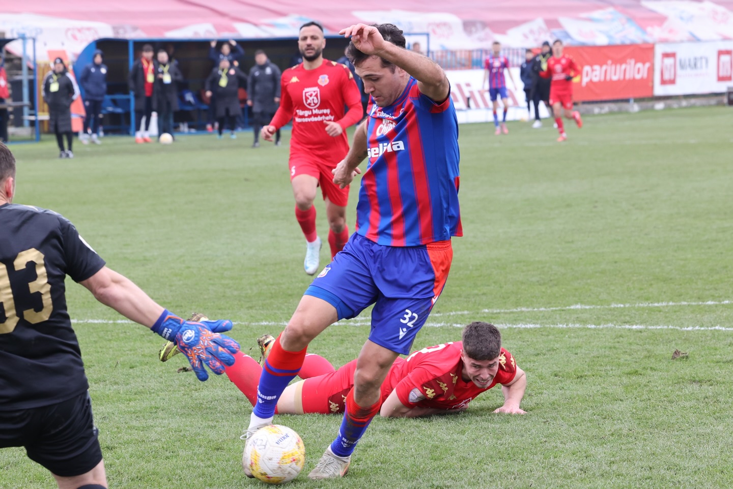 Alexandru Boiciuc, aflat la debutul la FC Bihor, l-a depășit pe Demeter, cât și pe portarul Florin Iacob și a deschis scorul împotriva AFC ASA Târgu Mureș. Foto: FC Bihor Oradea