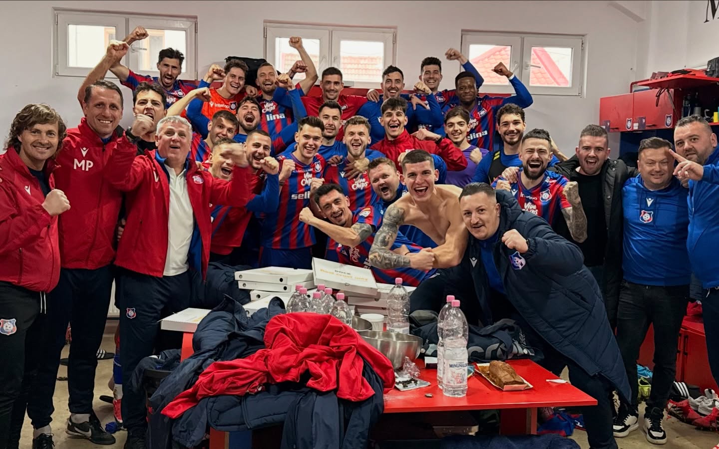 Portar tânăr în echipament de joc, în poartă, FC Bihor