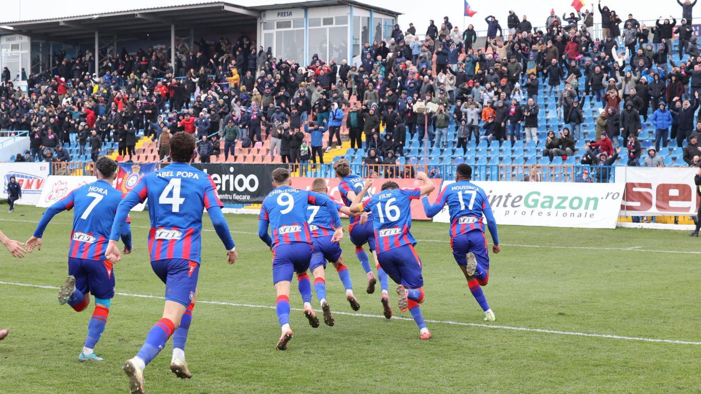 Bucuria jucătorilor echipei din Oradea după golul decisiv marcat de Dragoș Tescan, la ultima fază a partidei, dintr-o fază la care Hora e suspectat să fi fost în offside. Foto: FC Bihor Oradea