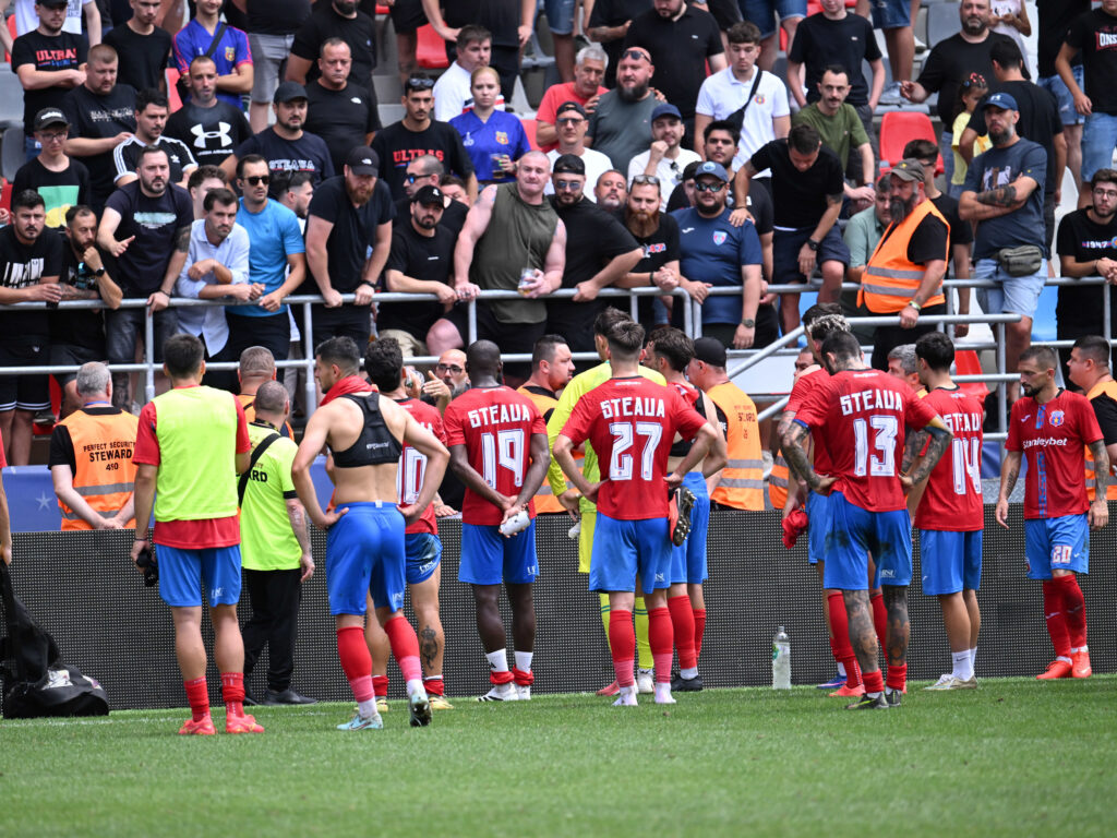 Steaua, singura care a reacționat după ce FRF a aprobat ca echipele de drept public să nu mai aibă drept de joc în play-off-ul Ligii 2. Suporterii se simt mințiți și îi desfiintează pe conducătorii clubului din Ghencea: ”Continuă minciuna pe care nu o mai crede nimeni”