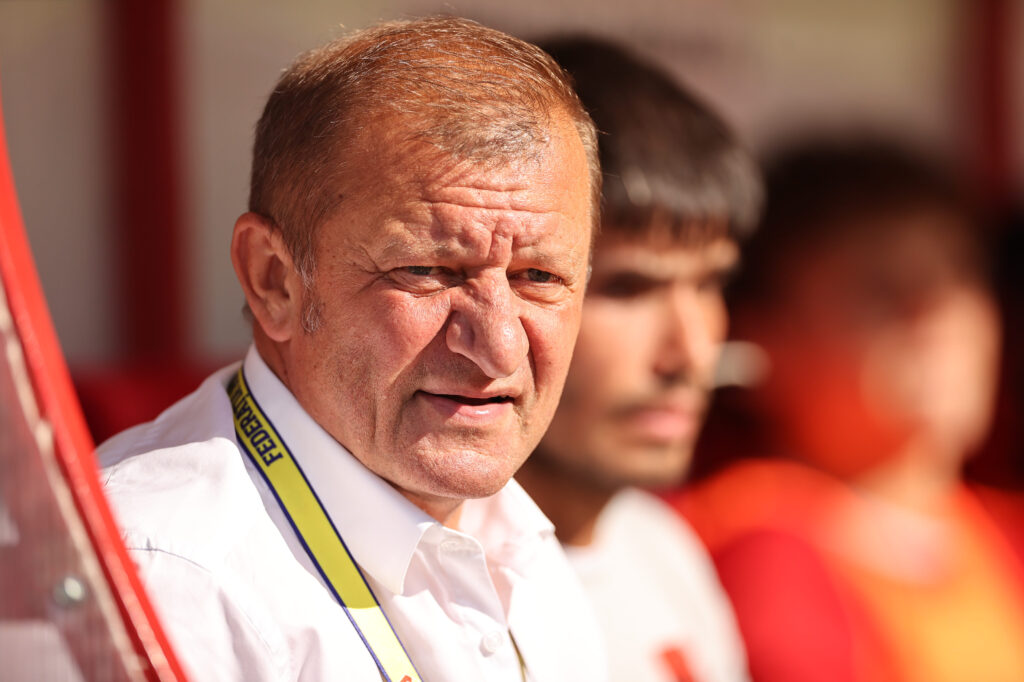 Dorinel Munteanu, mesaj pentru jucătorii Reșiței după umilința cu Popești Leordeni: ”O mentalitate de învingător nu se construiește după trei meciuri câștigate. Când primești șapte goluri în două jocuri, n-ai dreptul să te gândești la nimic”