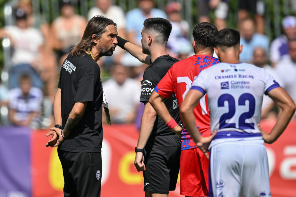Dan Alexa consideră ”o exagerare” sancțiunea primită de Artean! Antrenorul Științei Poli dezvăluie o discuție a arbitrului Buzărnescu cu mijlocașul și îi bate obrazul ”centralului”